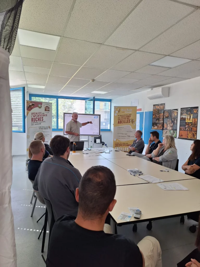 Jean-Luc Jouhannet anime une conférence devant un groupe réuni autour d’une table en U