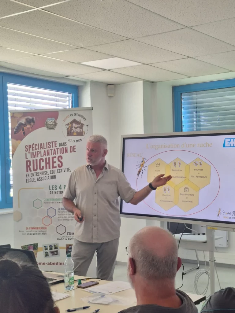Jean-Luc Jouhannet commente le schéma d’organisation d’une ruche projeté à l’écran