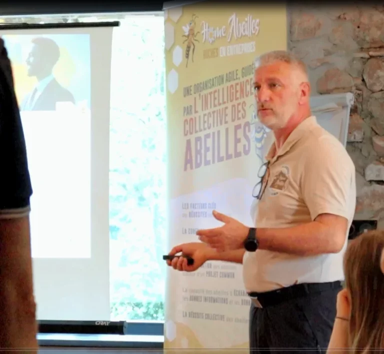 Jean-Luc Jouhannet, télécommande de présentation à la main, pendant un séminaire d’entreprise