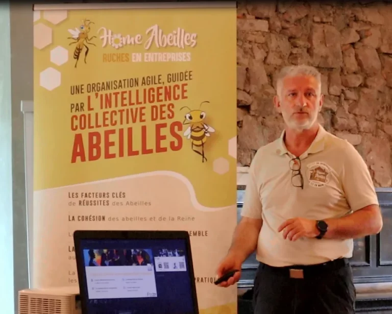 Jean-Luc Jouhannet devant le kakémono Home Abeilles, ruches en entreprise
